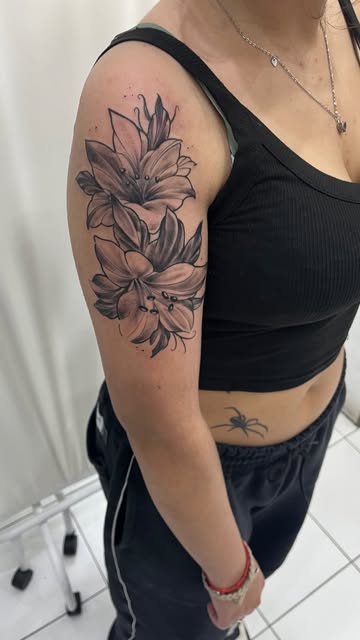 Tatuaje floral en brazo, trabajo real de Devil Twin Tattoo Studio