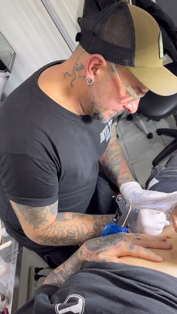Tatuador de Devil Twin Tattoo Studio trabajando en una sesión
