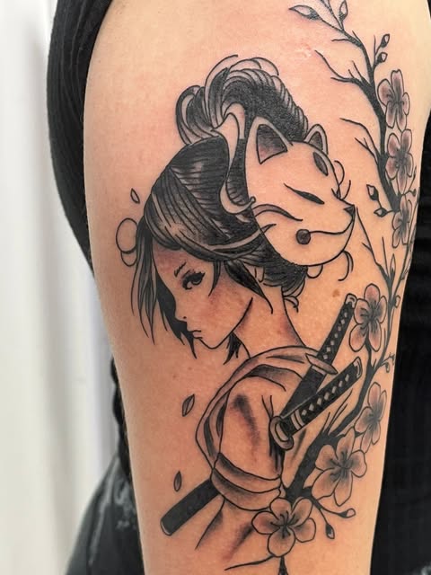 Tatuaje ilustrativo estilo japonés de geisha y zorro, trabajo real de Devil Twin Tattoo Studio
